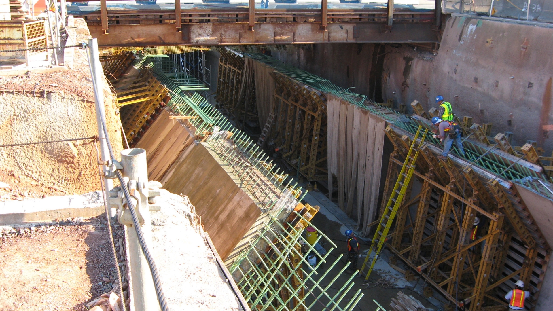 APM-Walk-Back-Tunnel-1